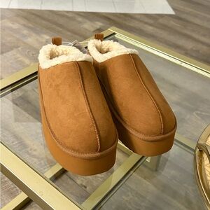 Old Navy Cozy Camel Platform Sherpa Slippers
